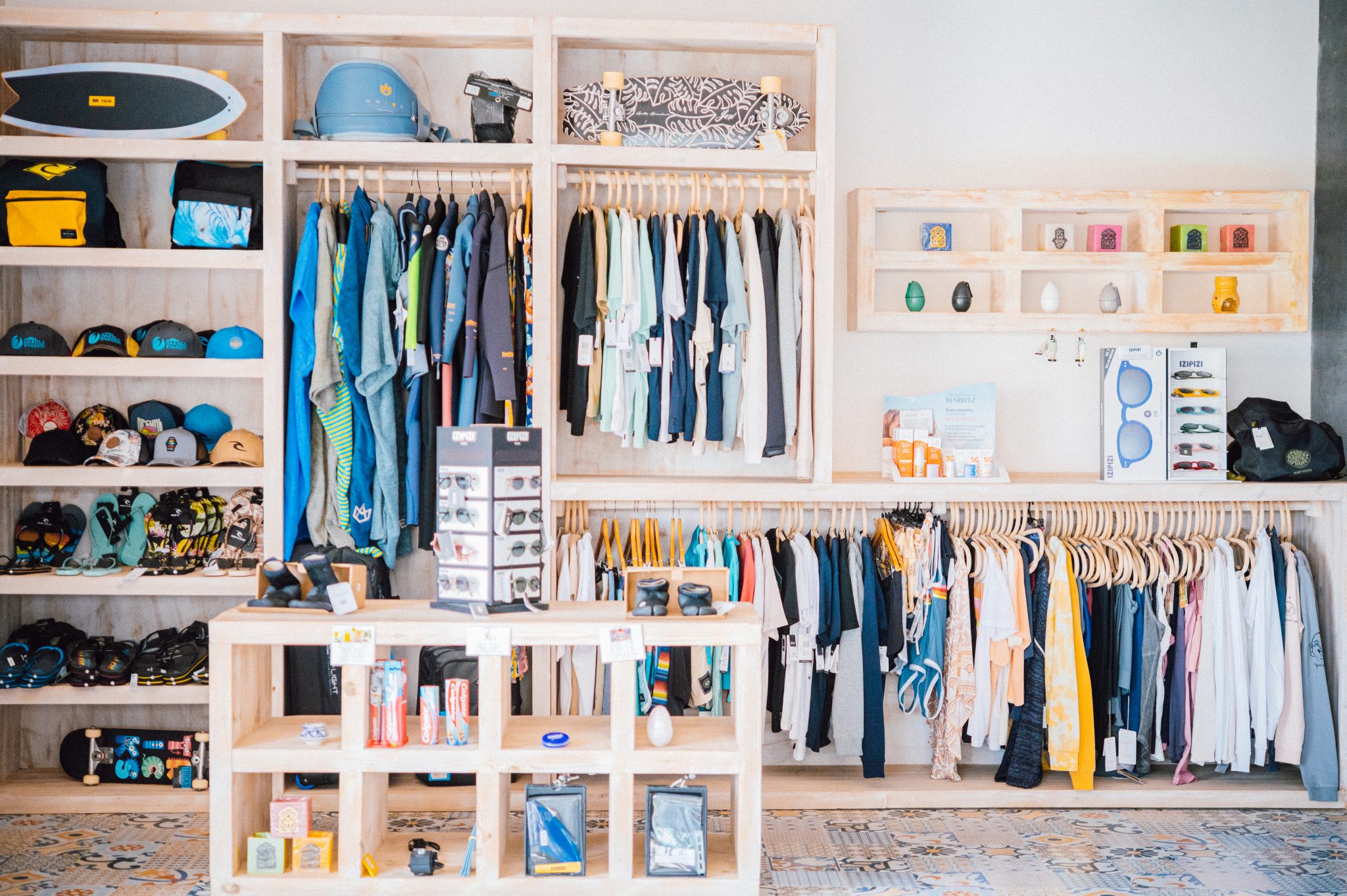 dans la boutique Dakhla Evasion sont disponible casquettes, ponchos, t-shirt, board short